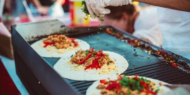 Delicious Bengali Street Food Items In Delhi’s CR Park