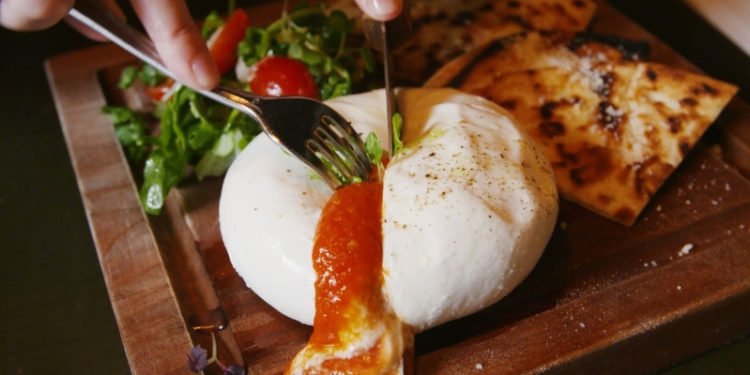 This Burrata Is Stuffed With Pizza Sauce